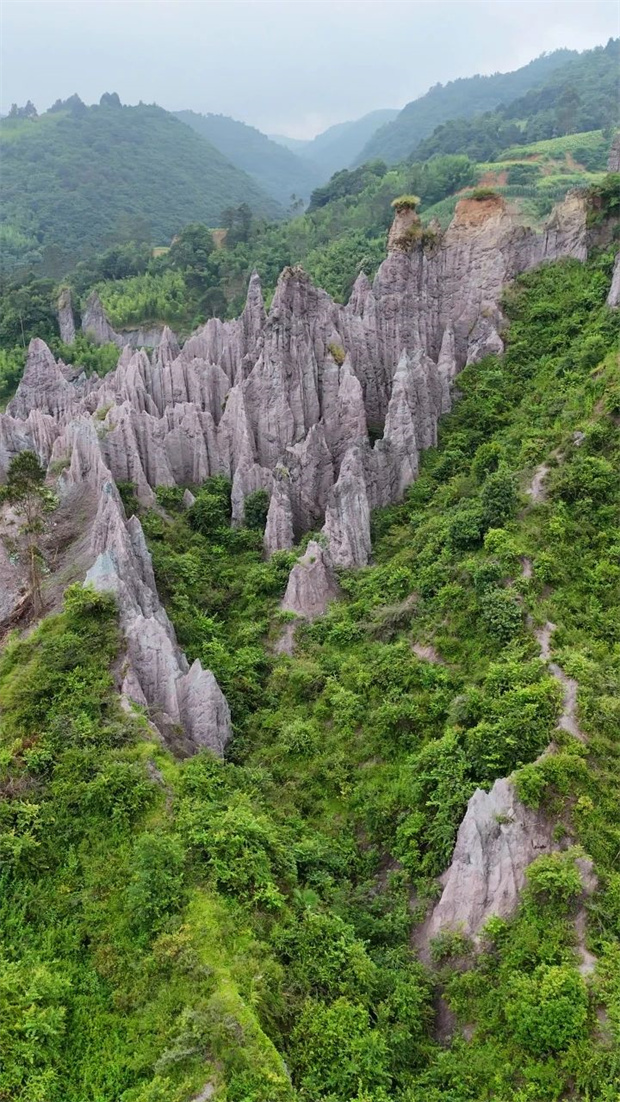 云南旅游,云南旅行社,云南團建公司,云南策劃公司,昆明旅游,昆明旅行社,昆明團建公司,昆明策劃公司,昆明會議會展：鬼斧神工！昆明居然還有塊藏在山水間的“七彩土林”秘境~